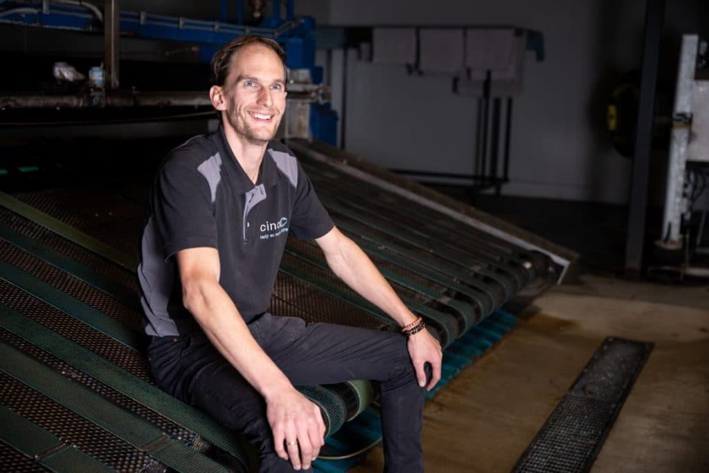 Medewerker aan het werk in de kledenwasserij