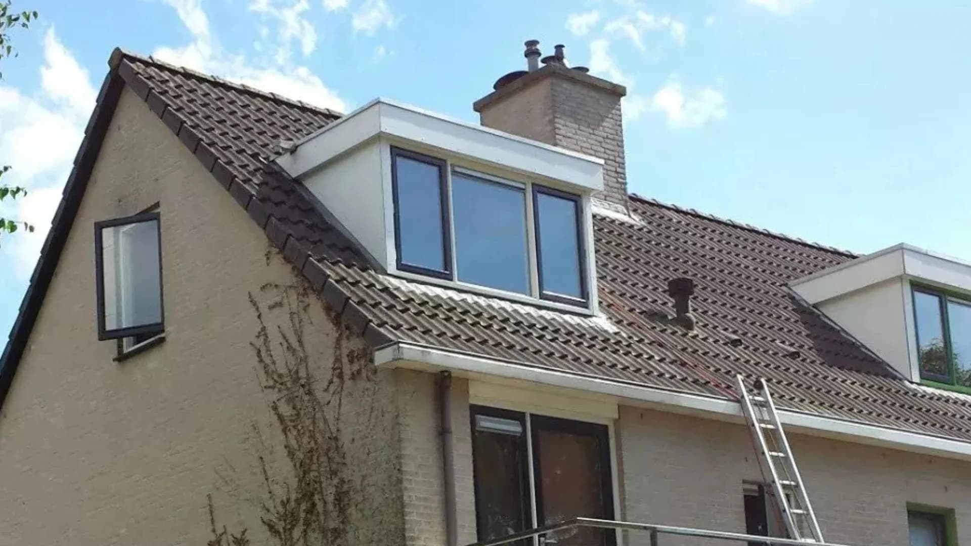 Professionele dakkapelreiniging door een Cinco specialist