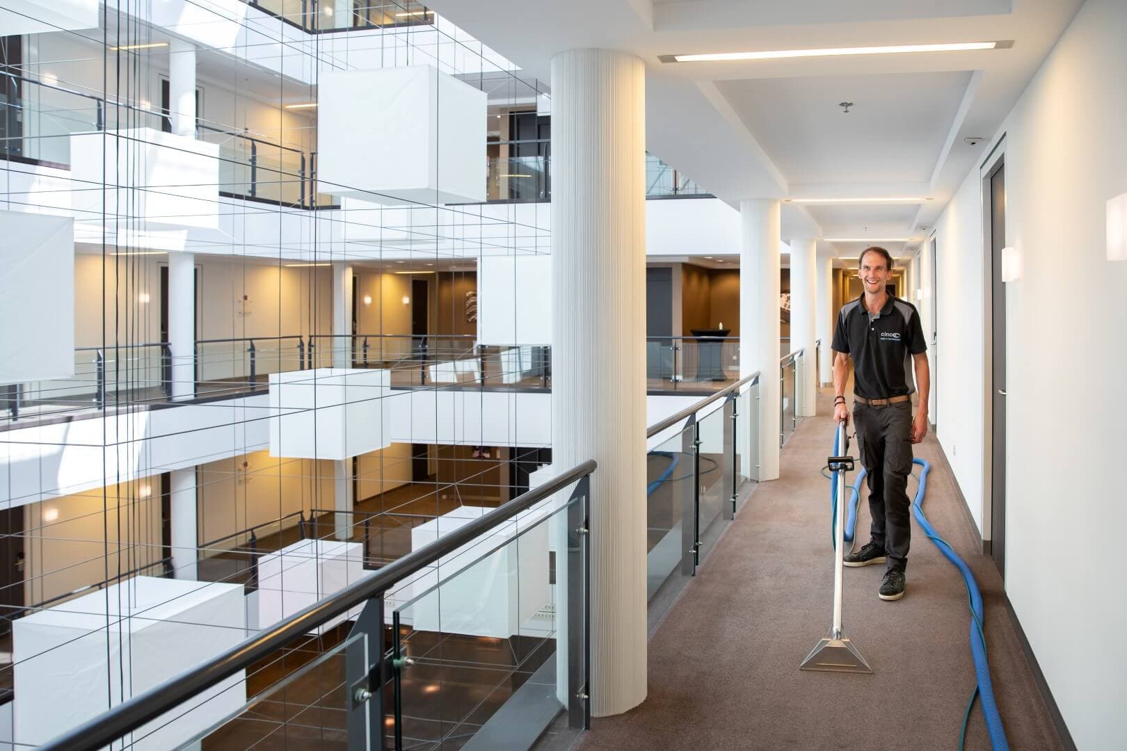 Professionele tapijtreiniging door een Cinco vakspecialist