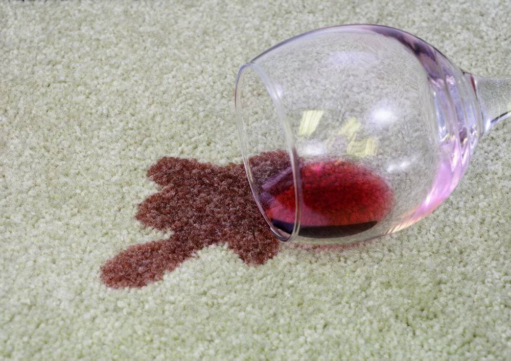 Rode wijnvlek verwijderen uit tapijt