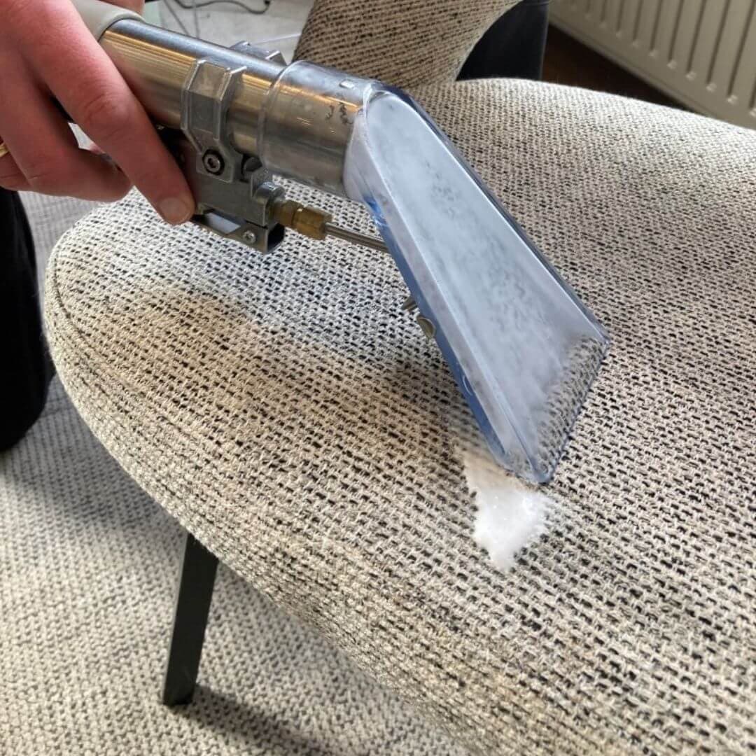 Bureaustoelen reinigen in kantooromgeving door Cinco specialist