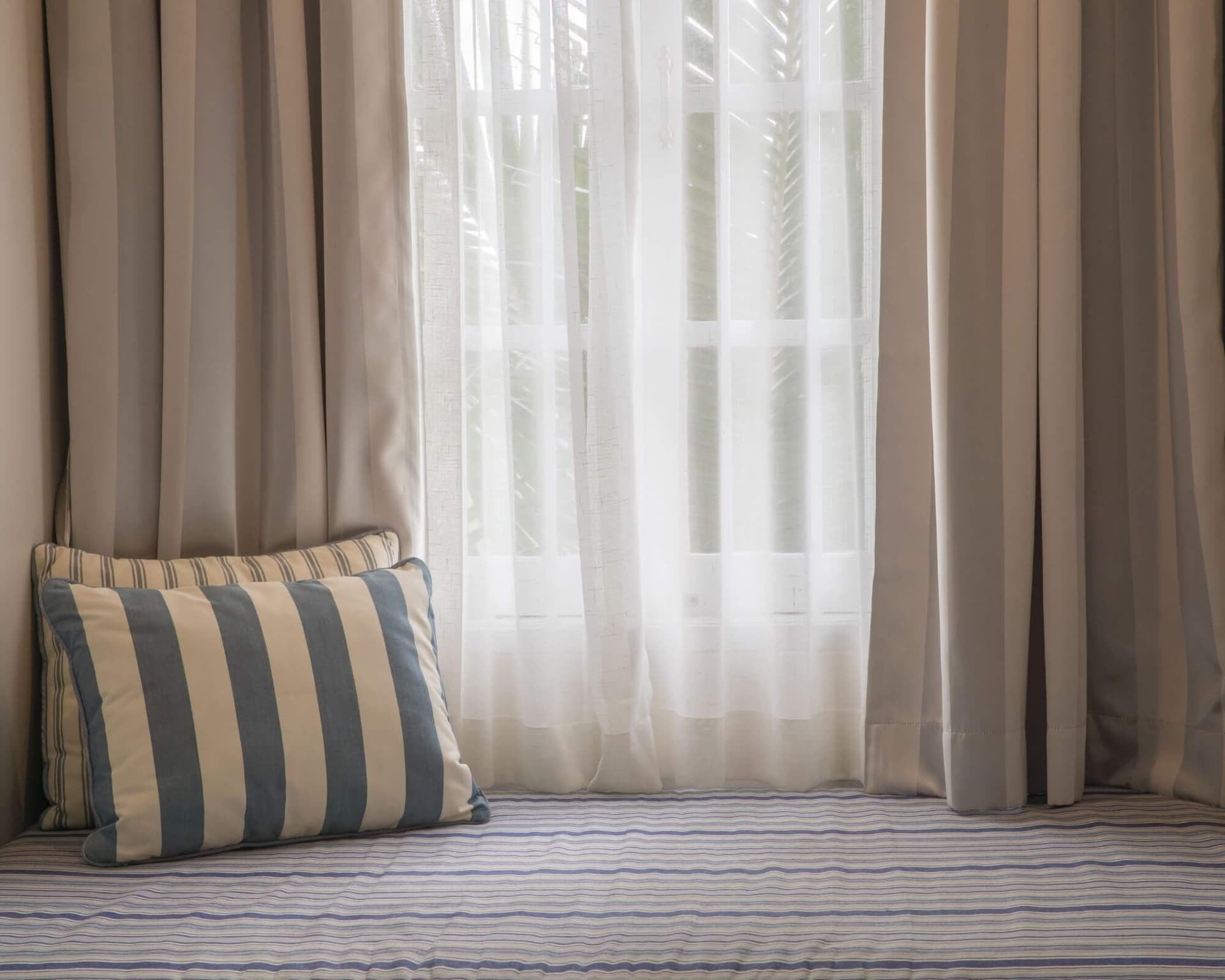 Specialist reinigt gordijnen met professionele sproei-extractie apparatuur