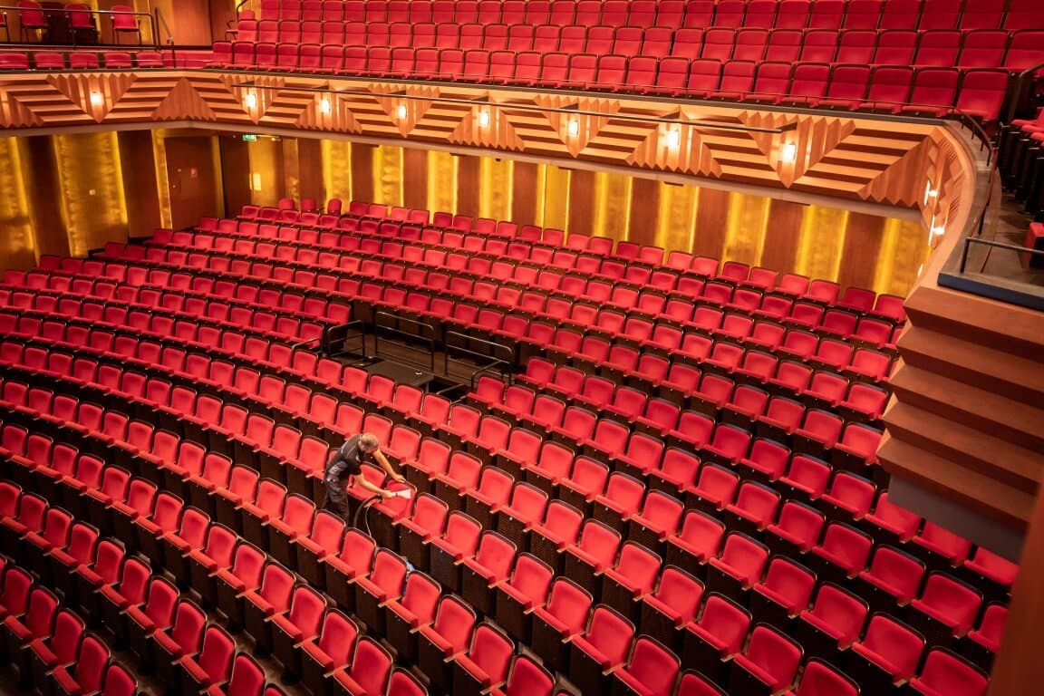 Schone theaterstoelen na professionele reiniging
