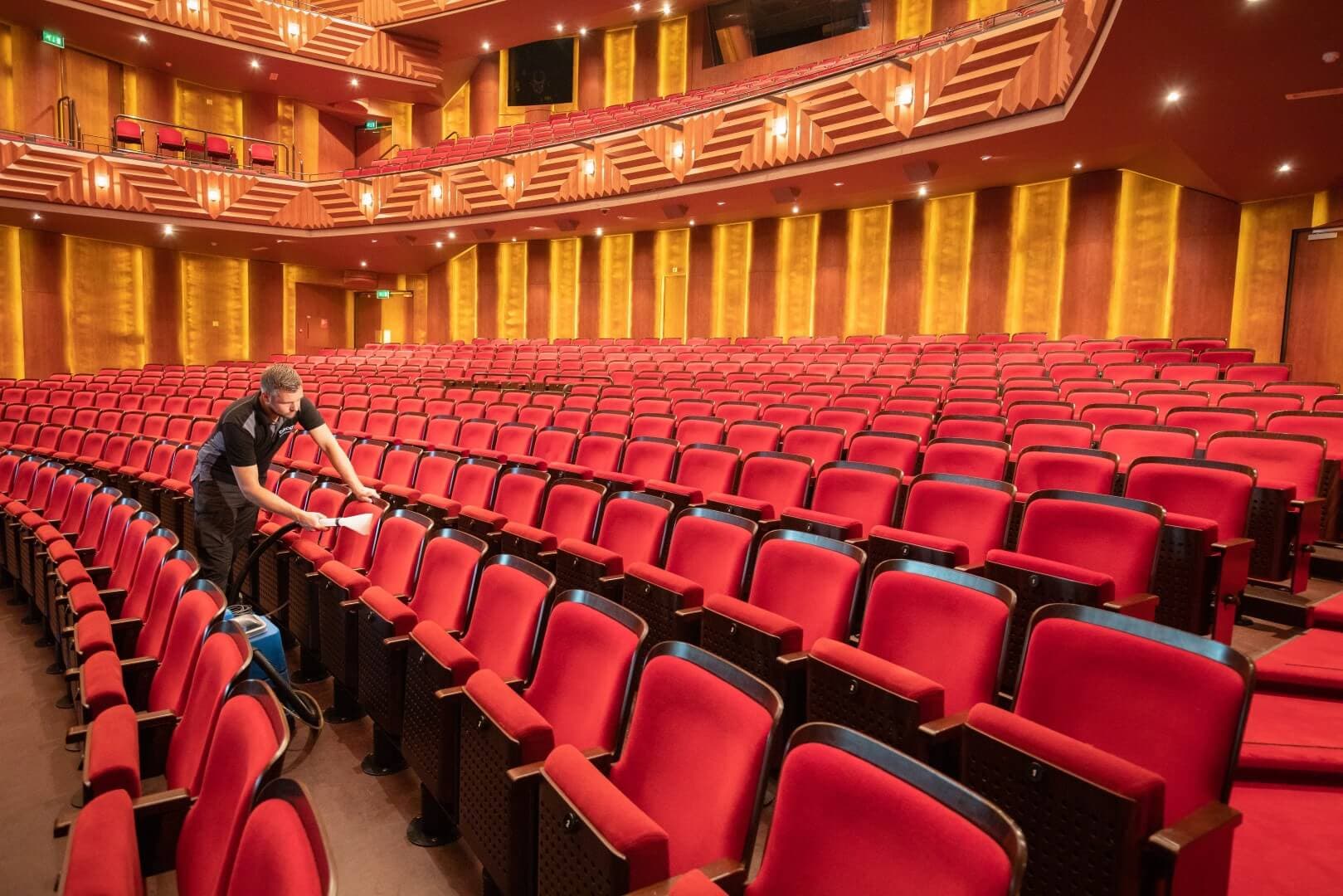 Professionele theaterstoelenreiniging op locatie door een Cinco specialist