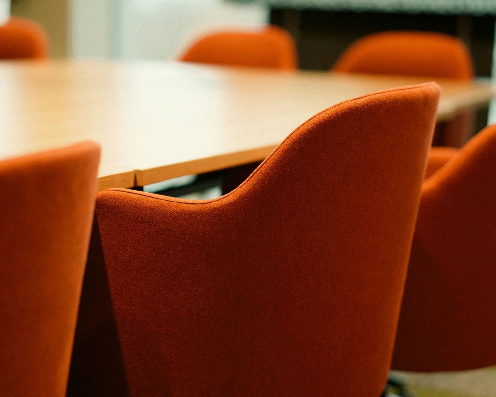 Vergaderstoelen aan een vergadertafel