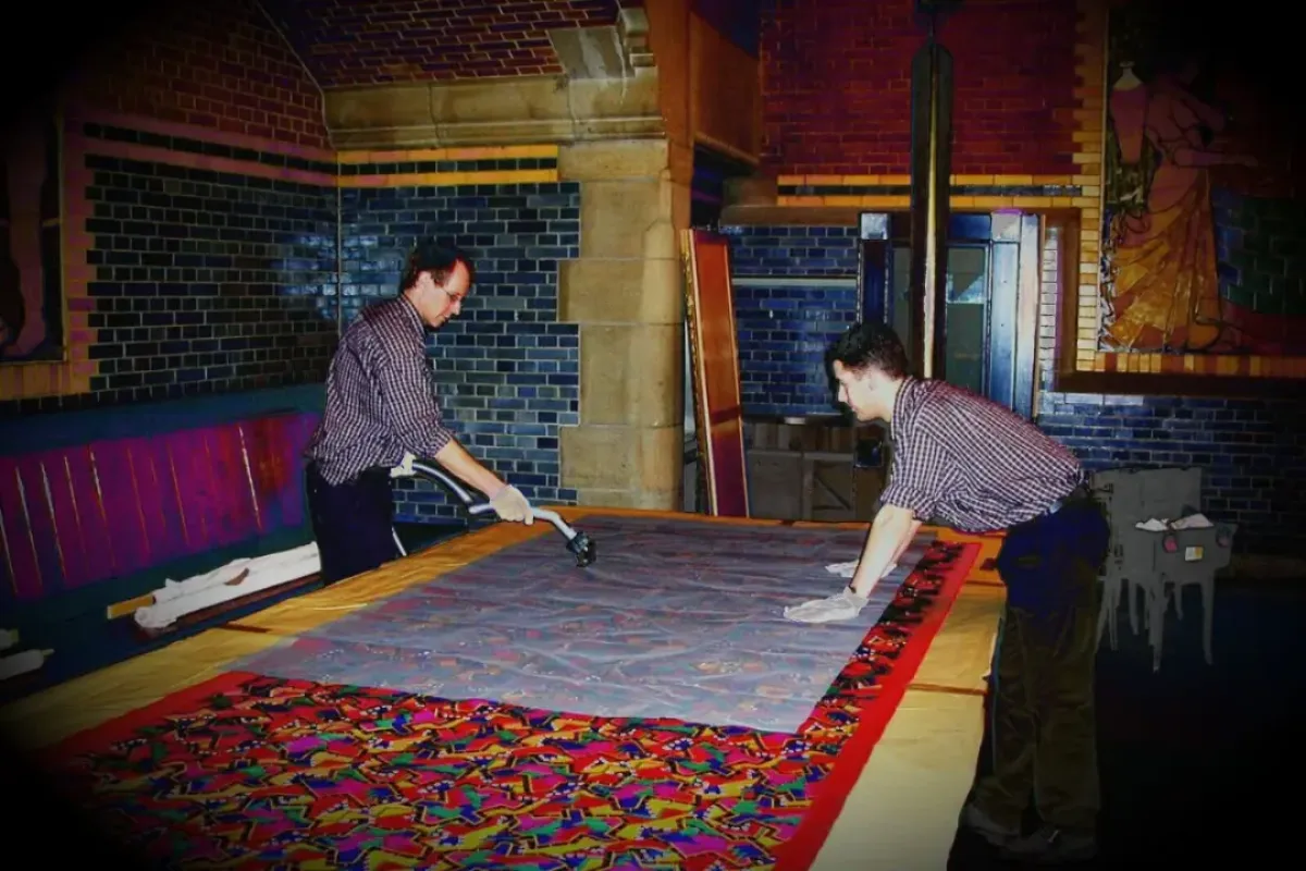 Chris Blok aan het werk — tapijtreiniging in de beginjaren